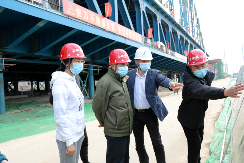 合肥市國資委黨委書記、主任張毅蒞臨繁華大道橋項(xiàng)目指導(dǎo)疫情防控工作 (2)