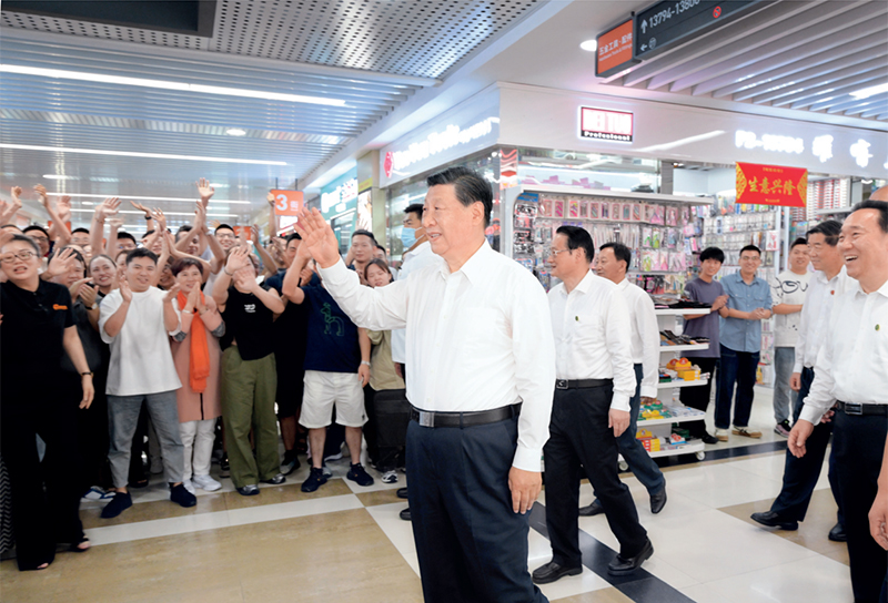 2023年9月20日至21日，中共中央總書記、國家主席、中央軍委主席習近平在浙江考察。這是20日上午，習近平在義烏國際商貿(mào)城考察時，同商戶親切交流。 新華社記者 李學仁/攝