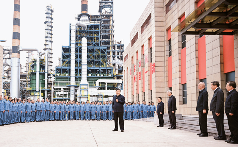 2023年10月10日至13日，中共中央總書記、國家主席、中央軍委主席習近平在江西考察。這是10日下午，習近平在中國石化九江分公司考察時，同企業(yè)員工親切交流。 新華社記者 謝環(huán)馳/攝