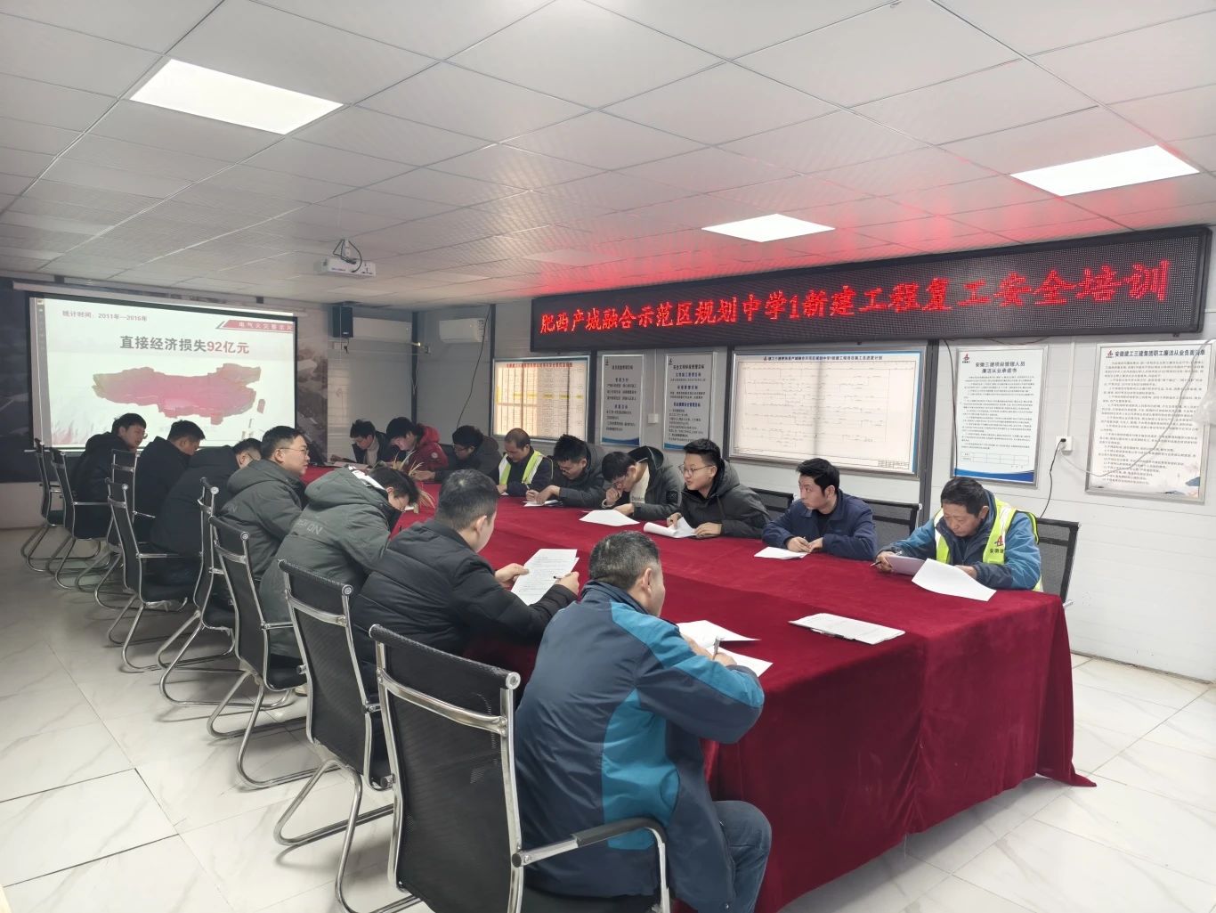 肥西縣產(chǎn)城融合示范區(qū)規(guī)劃中學1新建工程將于今年4月30日竣工，時間緊迫、任務艱巨。為確保工程順利推進，項目部全體管理人員于正月初四即已全部到崗，以高度的責任感和使命感投身工作。項目部及時對施工現(xiàn)場的整體環(huán)境、設(shè)備設(shè)施以及安全防護措施進行了全面檢查，對于發(fā)現(xiàn)的問題和存在的隱患，立即進行了整改。同時組織對管理人員進行了復工安全培訓，對大型設(shè)備進行全面的維護與檢修，目前，施工現(xiàn)場已恢復正常施工狀態(tài)，以確保工程按時高質(zhì)量完成。.jpg
