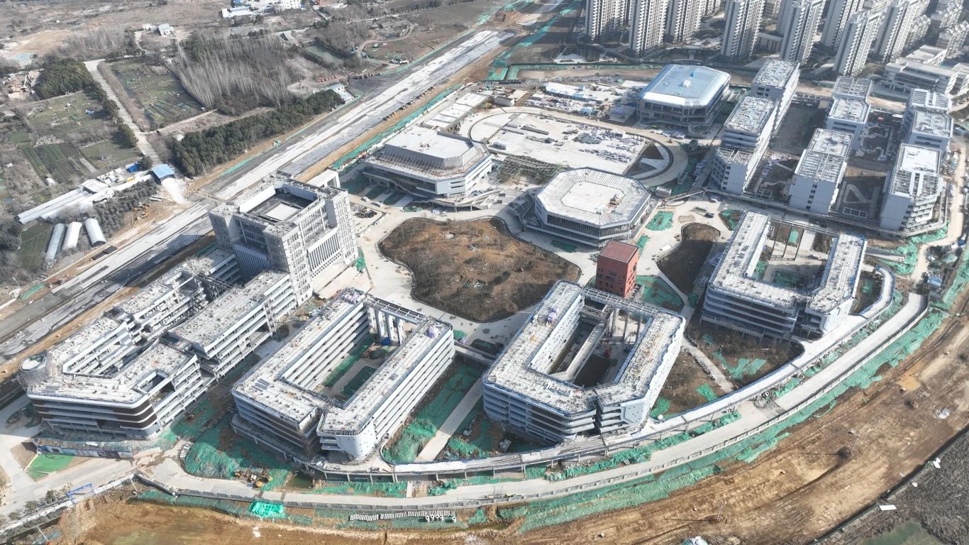 為確保合肥一中淝河校區(qū)項目2024年竣工交付節(jié)點如期完成，迅速掀起春節(jié)后復工即大干勞動熱潮，形成一股緊張快干、提速爭先的濃厚氛圍，2月16日，合肥一中淝河校區(qū)項目召開節(jié)后復工動員大會。會上，各部門負責人報告了2023年度收尾工作情況及今年的工作任務，以月、周為時間軸線，明確各目標節(jié)點，并以圖表的形式對各勞務班組負責人進行全面交底，落實工作目標責任制，做到責任到人，切實做到工作目標化，目標階段化，階段具體化，具體責任化。 (2)_副本.jpg
