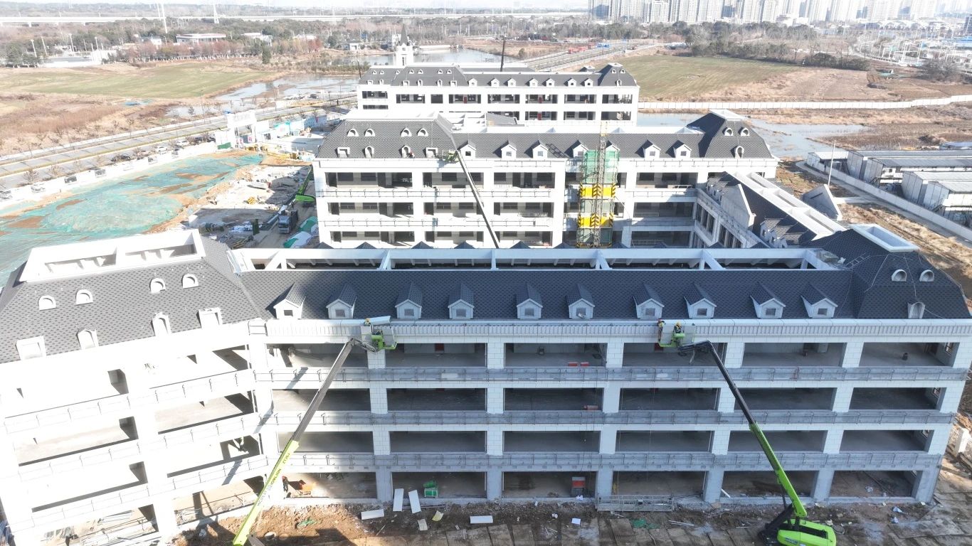 跑好龍年“第一棒”正當其時。五分公司各項目管理人員積極響應項目建設(shè)要求，大年初四全員到崗，召開全體班組復工復產(chǎn)會議，制定了分部分項工程的復工時間節(jié)點，為全面復工復產(chǎn)奠定堅實基礎(chǔ)。分公司領(lǐng)導現(xiàn)場檢查指導工作，要求項目部全方位安排，提前謀劃。在復工復產(chǎn)的同時要做到全員三級安全教育，杜絕一切盲目不安全的復工復產(chǎn)。努力營造大干快上局面，工人們在現(xiàn)場干的熱火朝天，管理人員也時刻為工人安全生產(chǎn)保駕護航。.JPG
