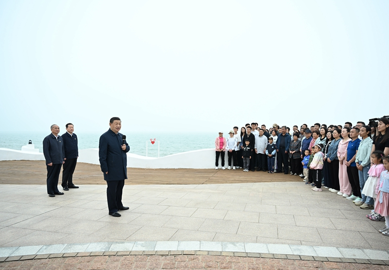 5月22日至24日，中共中央總書記、國家主席、中央軍委主席習近平在山東考察。這是22日下午，習近平在日照市陽光海岸綠道同市民和游客親切交流。