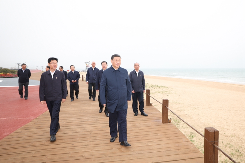 5月22日至24日，中共中央總書記、國家主席、中央軍委主席習近平在山東考察。這是22日下午，習近平在日照市陽光海岸綠道考察。