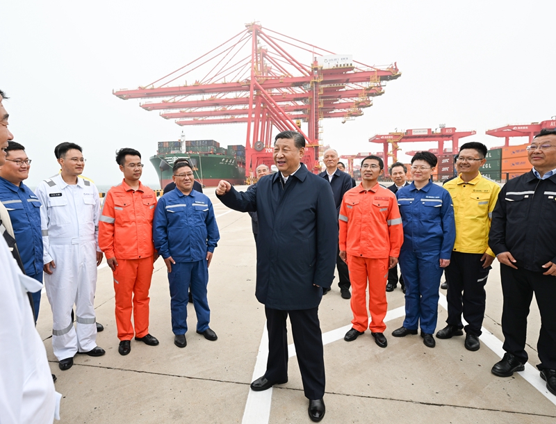??5月22日至24日，中共中央總書記、國家主席、中央軍委主席習近平在山東考察。這是22日下午，習近平在日照港親切慰問港口科技工作者、運營人員、航運人員。 