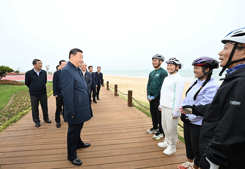 5月22日至24日，中共中央總書記、國家主席、中央軍委主席習近平在山東考察。這是22日下午，習近平在日照市陽光海岸綠道同市民親切交流。