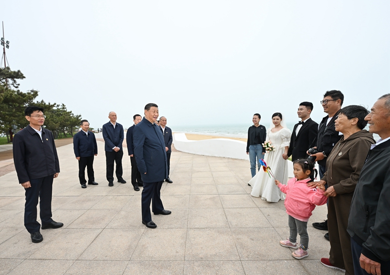 5月22日至24日，中共中央總書記、國家主席、中央軍委主席習近平在山東考察。這是22日下午，習近平在日照市陽光海岸綠道同市民親切交流。